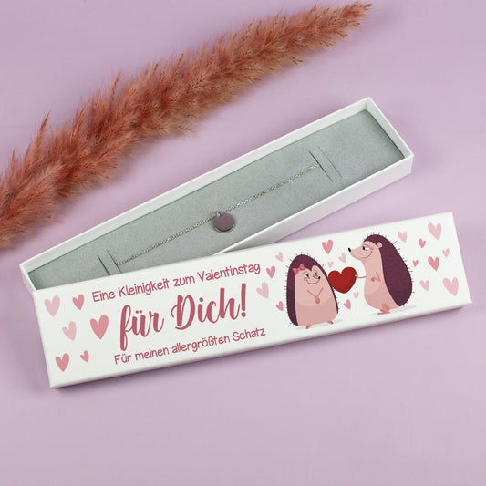 Schmuckverpackung zum Valentinstag mit Igel-Motiv, Spruch „Eine Kleinigkeit zum Valentinstag für dich!“ und Schmuckeinlage
