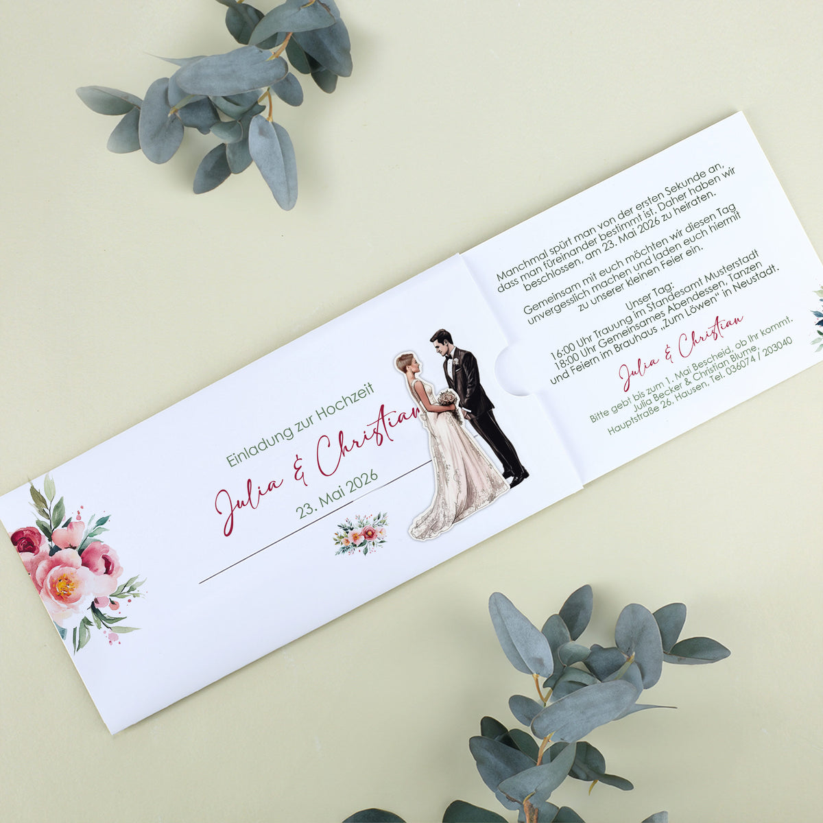 Ziehkarte mit Brautpaar und Braut mit Kurzhaarfrisur als Hochzeitseinladung