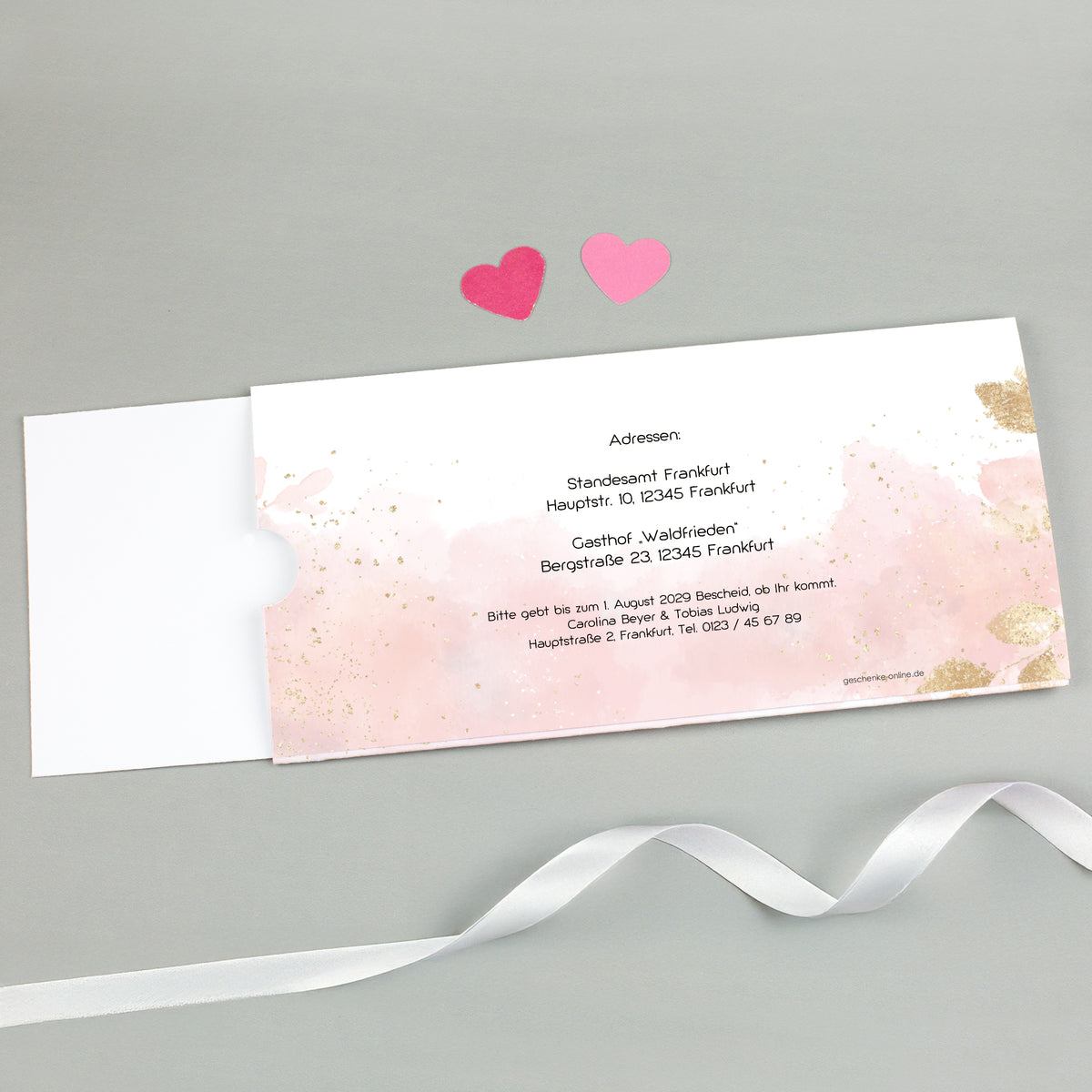 Rückseite der Hochzeitseinladung Ziehkarte mit rosa Aquarell Hintergrund und goldenen Punkten
