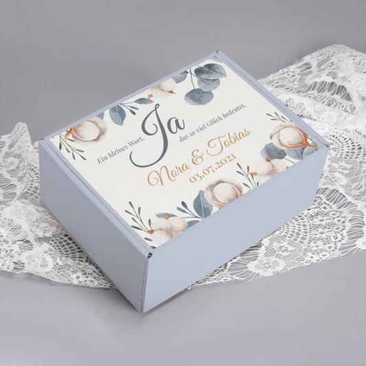 Kleine Pappbox umlaufend bedruckt zur Hochzeit mit Namen und Datum