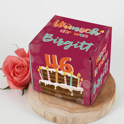 Moderne Geschenkbox mit Geburtstagstorte und Ihren Wunschangaben bestückt