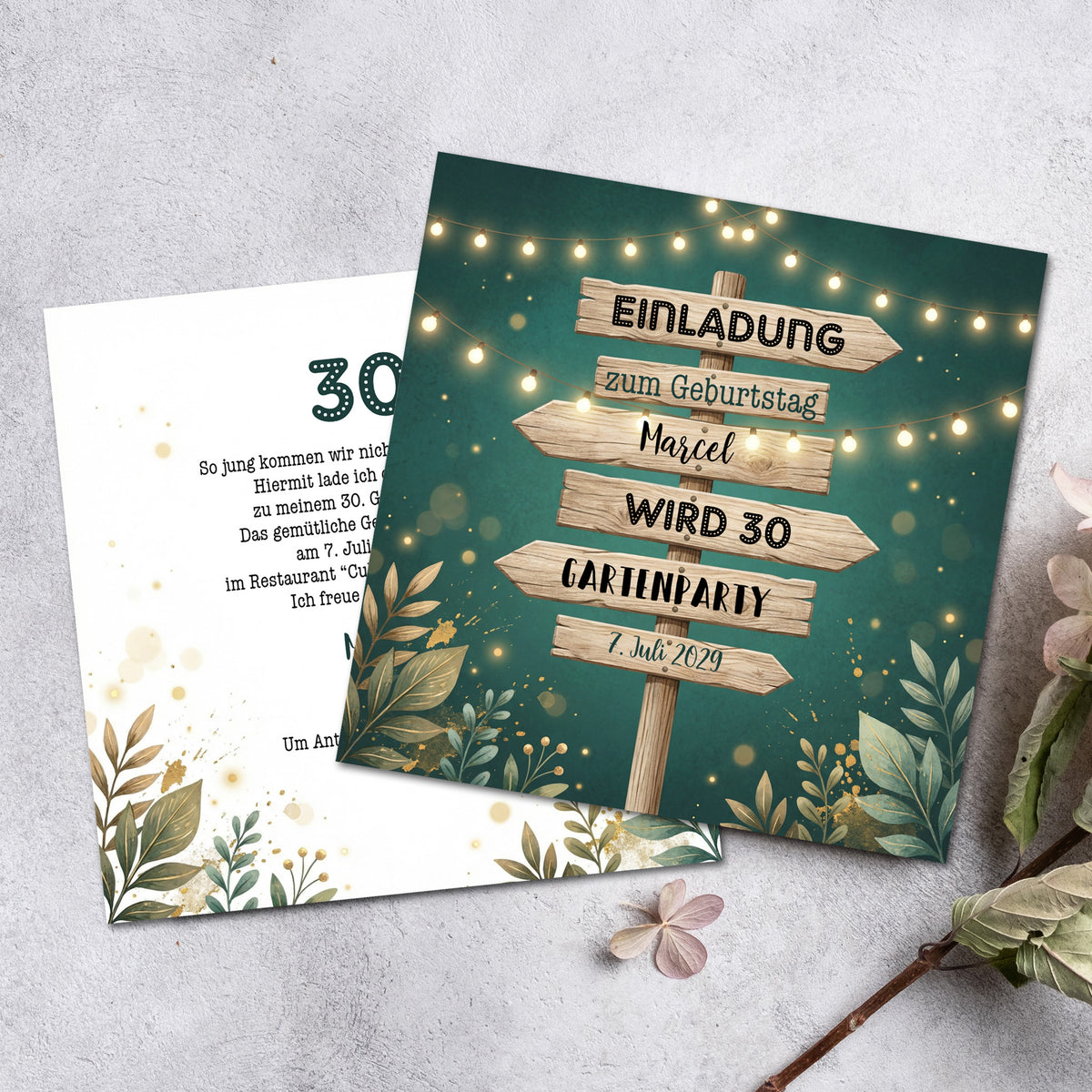 Personalisierte Einladungskarte zum 30. Geburtstag mit Wegweiser-Motiv und gestalteter Rückseite