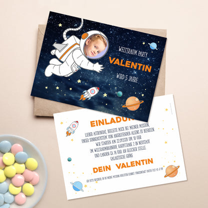 Personalisierte Einladungskarte zum Kindergeburtstag mit Foto und Weltraum-Motiv