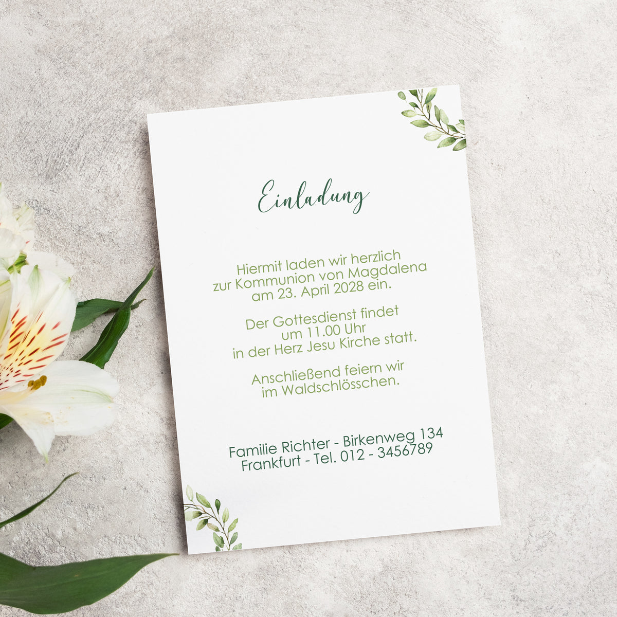 Rückseite einer eleganten Einladungskarte zur Konfirmation mit personalisiertem Einladungstext. Stilvolles Design mit grüner Schrift und dezenten Eukalyptus-Elementen auf hochwertigem Feinstpapier.