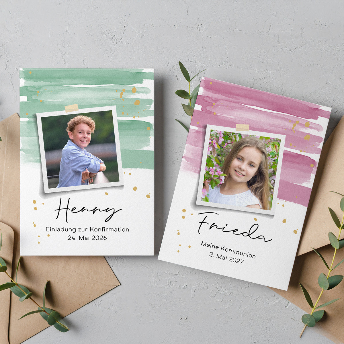 Zwei personalisierte Einladungskarten im modernen Aquarell-Design mit Polaroid-Fotos. Die linke Karte in Grün-Gold ist eine Einladung zur Konfirmation, die rechte in Rosa-Gold zur Kommunion. Beide Karten sind mit Namen, Datum und individuellem Text versehen und liegen auf einer rustikalen Oberfläche, umgeben von Eukalyptusblättern und Briefumschlägen.