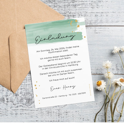 Einladungskarte zur Konfirmation mit modernem Aquarell-Design in Grün und goldenen Sprenkeln. Die Karte ist personalisiert mit Wunschtext und Namen. Sie liegt auf einer rustikalen Holzoberfläche, begleitet von einem braunen Umschlag und zarten Trockenblumen.