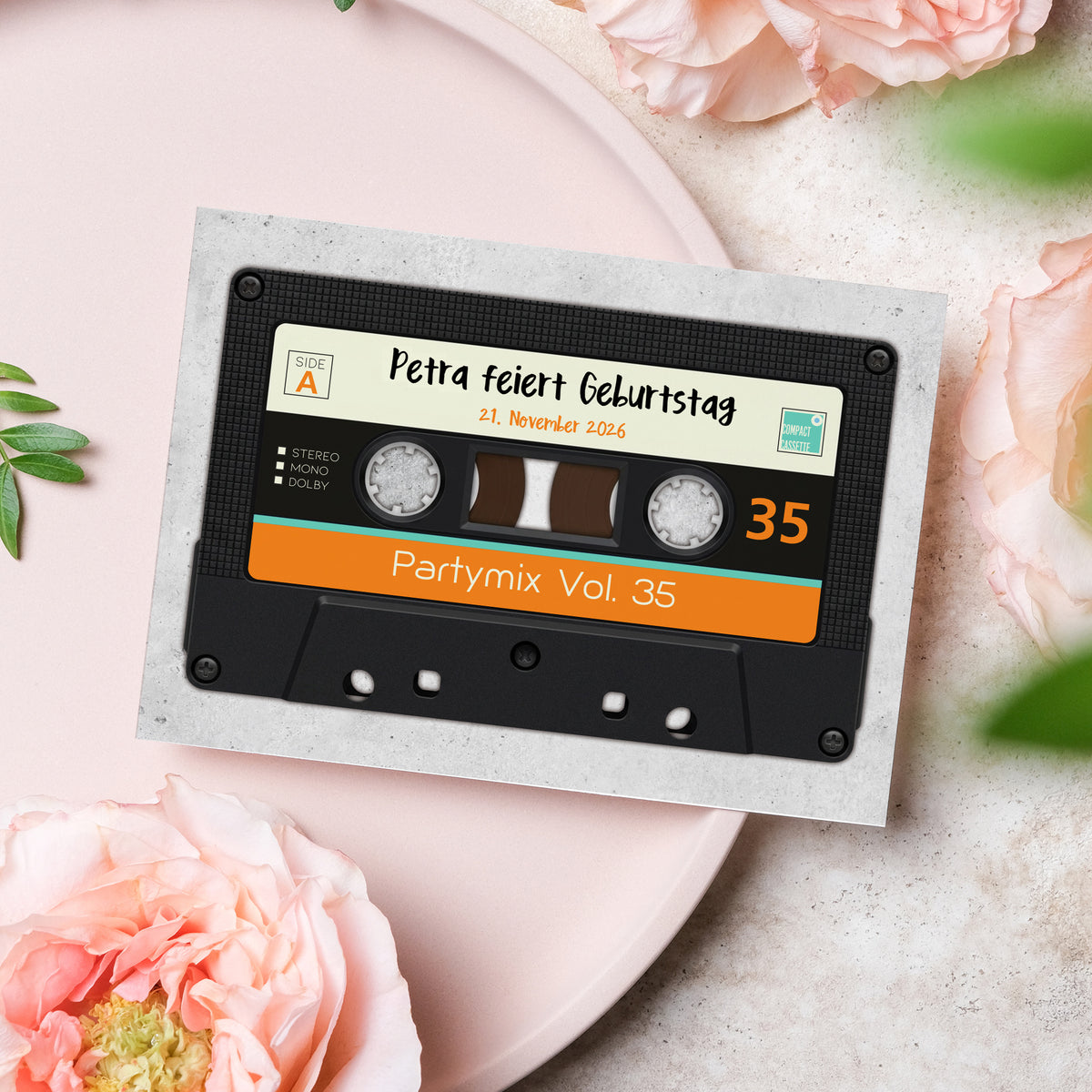 Retro Partyeinladung mit Kassette und individuellem Datum sowie Wunschtext