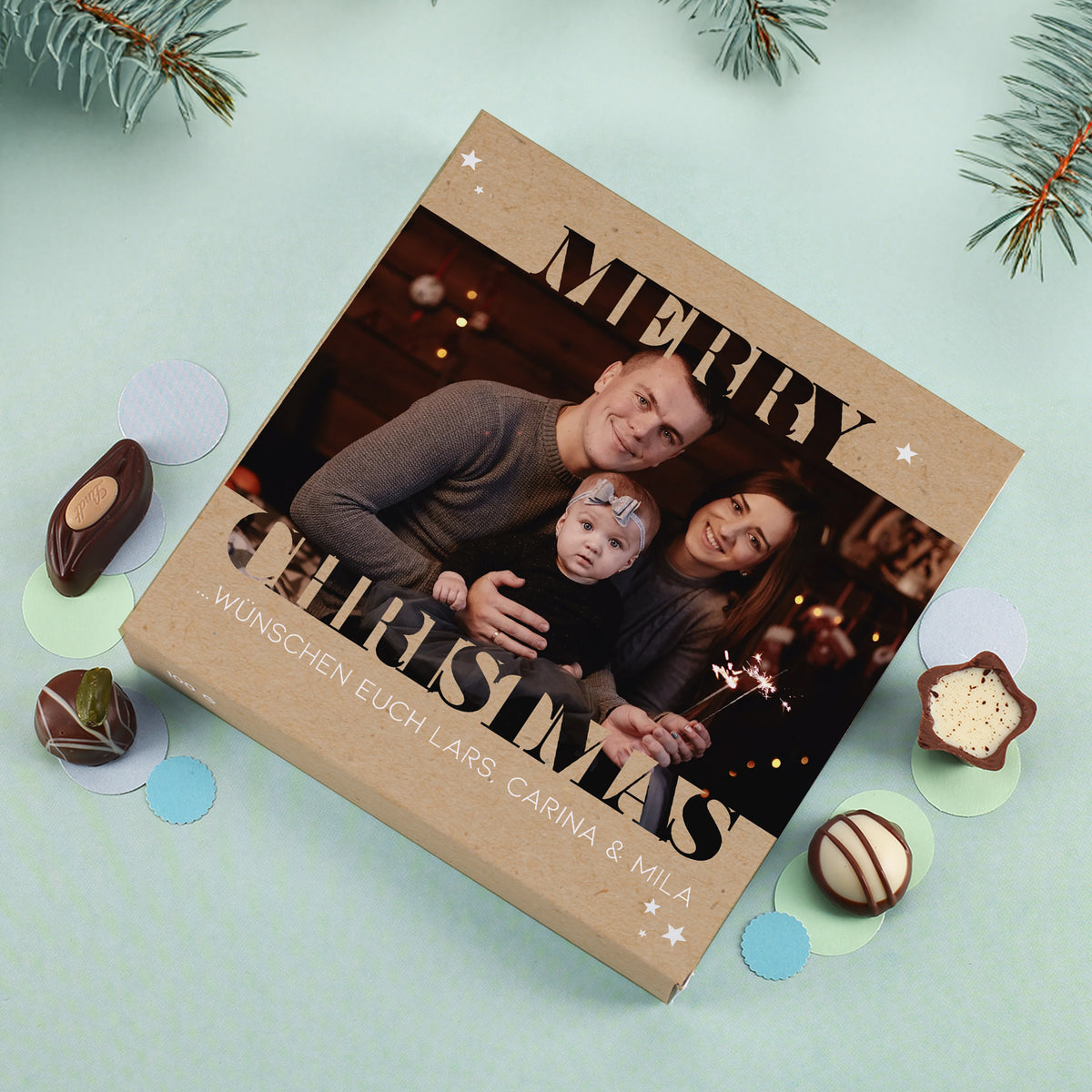Nahaufnahme der personalisierten Pralinenverpackung mit Foto elegant im Merry-Christmas-Schriftzug integriert.