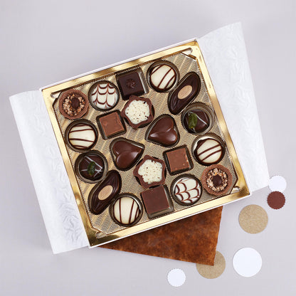 Offene Lindt Pralinenschachtel mit Mini-Pralinés in goldener Einlage, Geschenkidee zum Valentinstag
