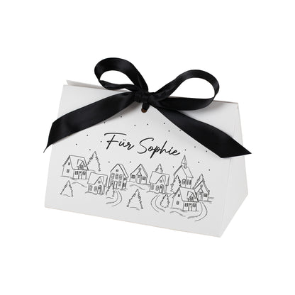 Freigestellte Geschenktasche in kleinster Größe mit Winterdorf-Motiv und Text „Für Sophie“, fotografiert vor weißem Studiohintergrund.