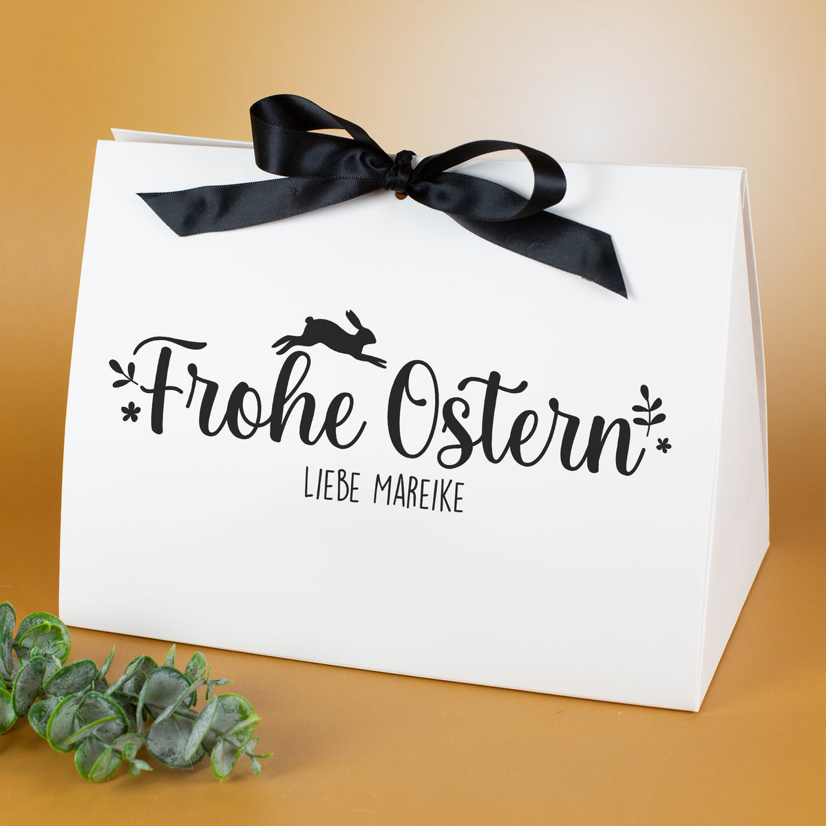 Große weiße Geschenkverpackung mit Frohe Ostern Schriftzug und Wunschtext Liebe Mareike