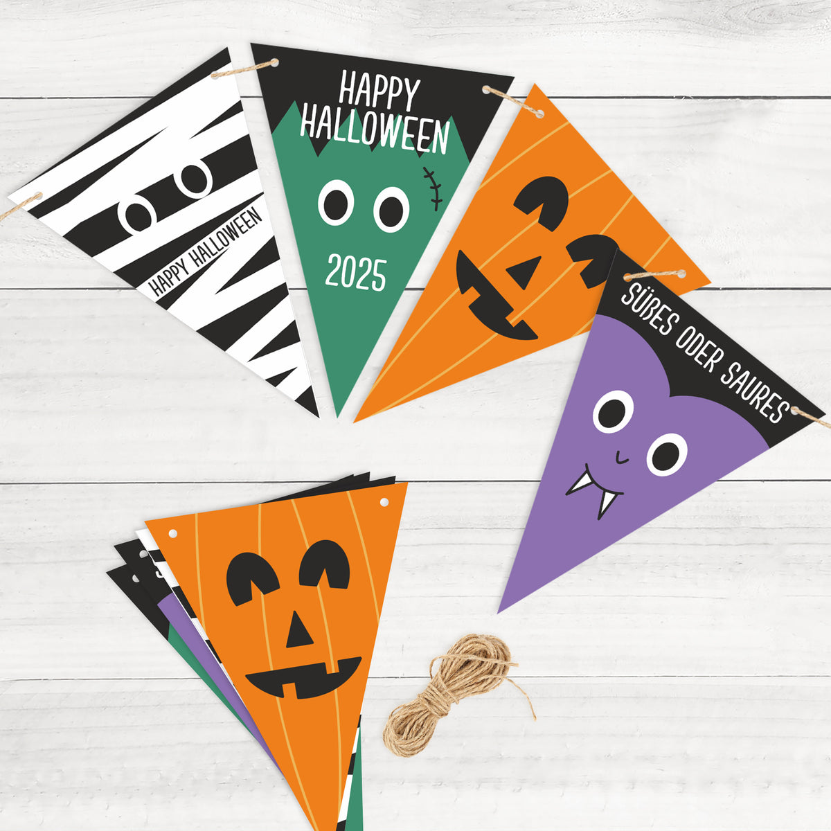 Personalisierbare Halloween-Girlande mit Jahr 2025 und Wunschtext – bunte Wimpel auf hellem Untergrund arrangiert.