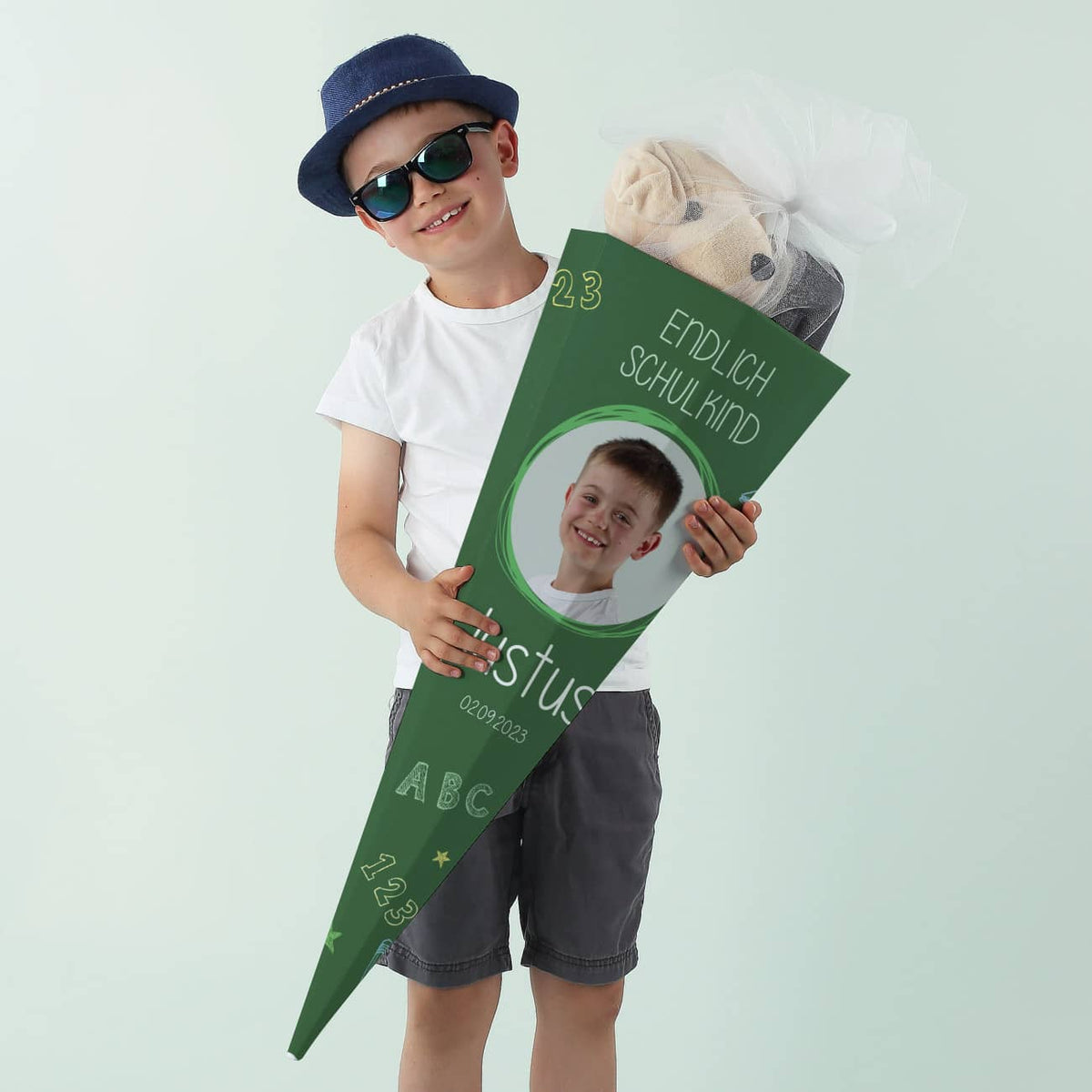 Dunkelgrüne Schultüte mit Foto, Name, Datum und Endlich Schulkind-Motiv