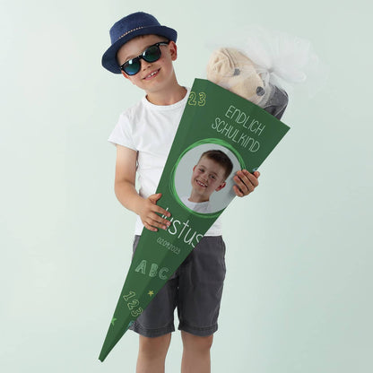 Dunkelgrüne Schultüte mit Foto, Name, Datum und Endlich Schulkind-Motiv