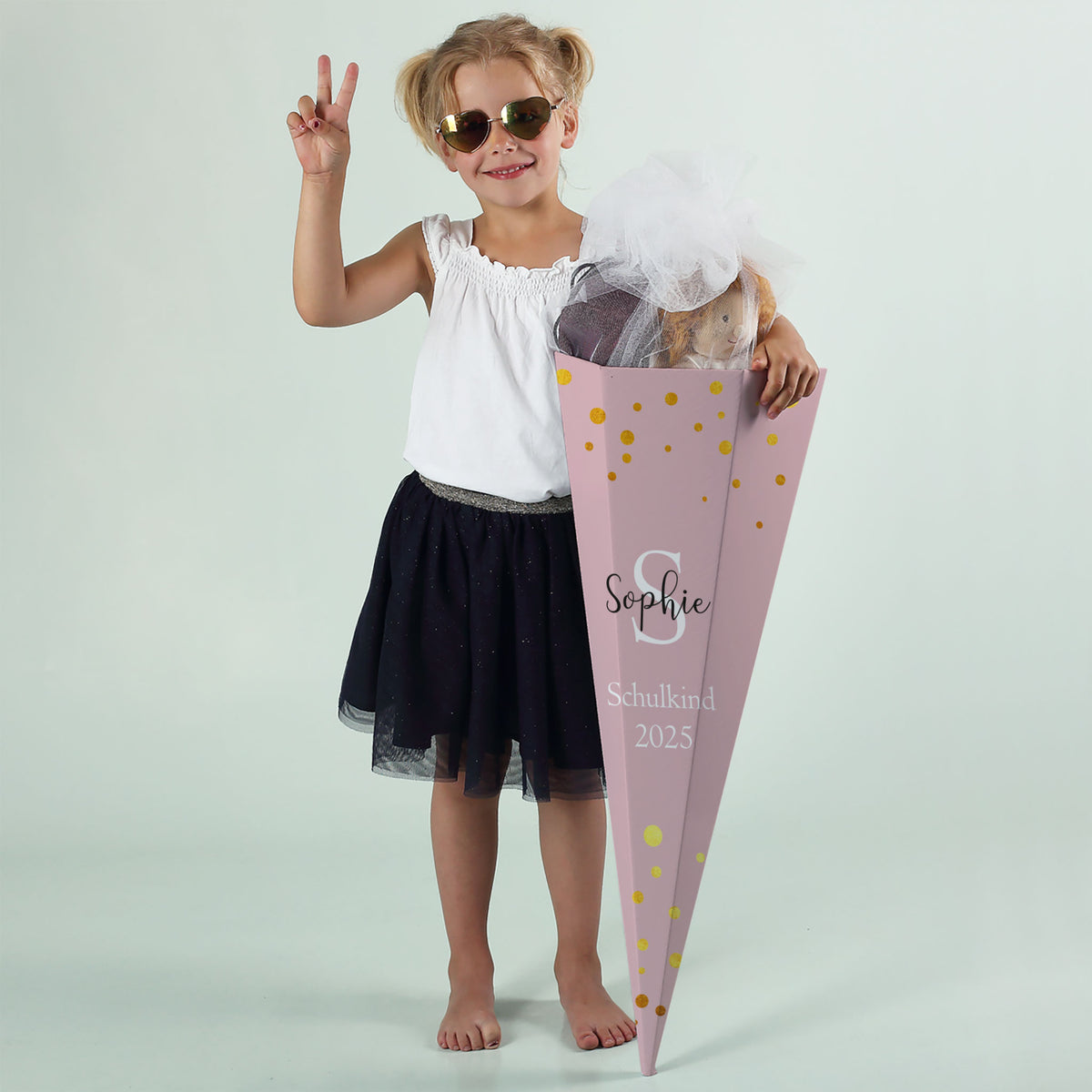 Mädchen mit rosafarbener Schultüte „Sophie“ und Aufdruck „Schulkind 2025“