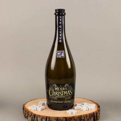 Personalisierter Scavi & Ray Prosecco mit Merry-Christmas-Motiv und Wunschtext auf Holzscheibe mit Schneeflocken