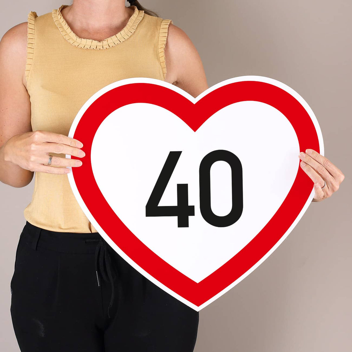 PVC Schild Herzform im Stil eines Verkehrsschildes mit Alter nach Wunsch zum Geburtstag