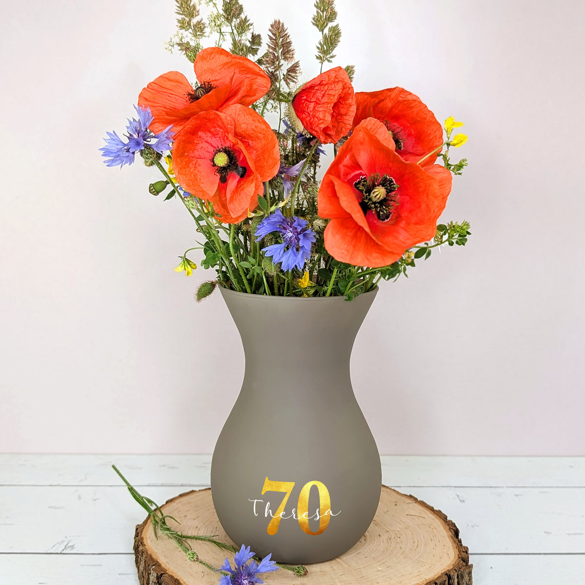 Vase in Braun mit Blumenstrauß – dekorativ auf Tisch platziert