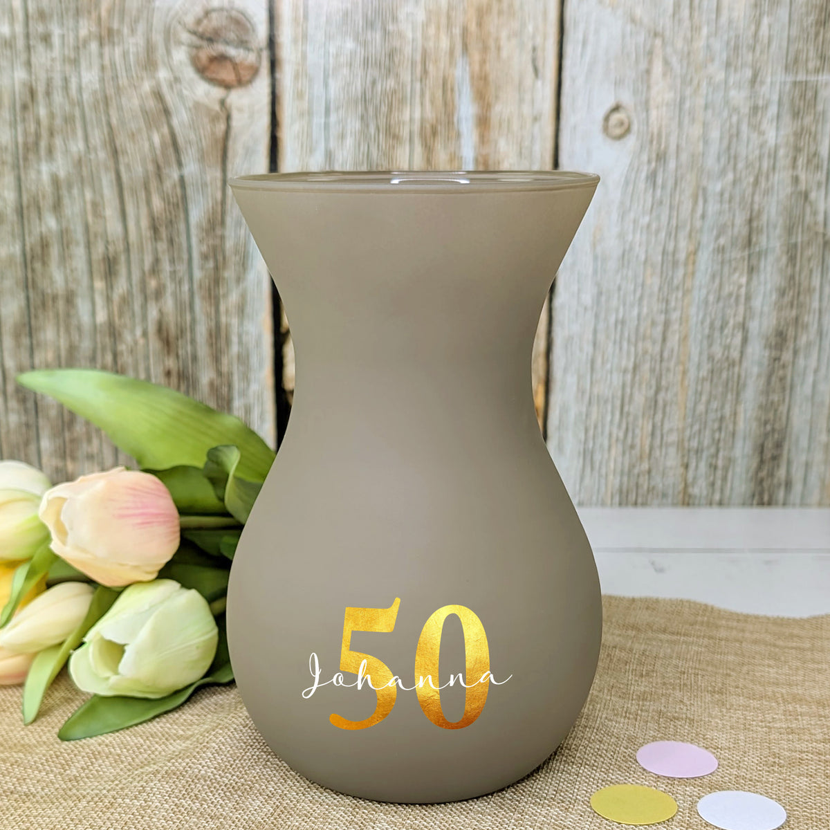Nahaufnahme des Aufdrucks auf der braunen Vase – elegant gedrucktes Alter & Namenszug
