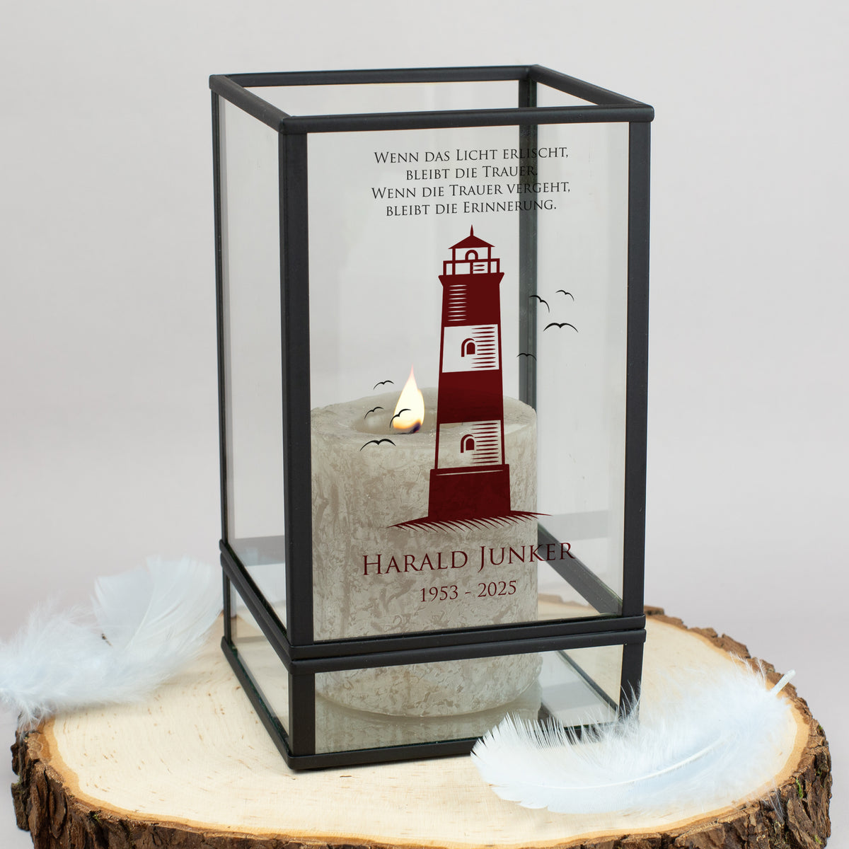 Trauer-Windlicht mit Leuchtturm-Motiv und Personalisierung – Kerzenhalter mit Spruch und Namen