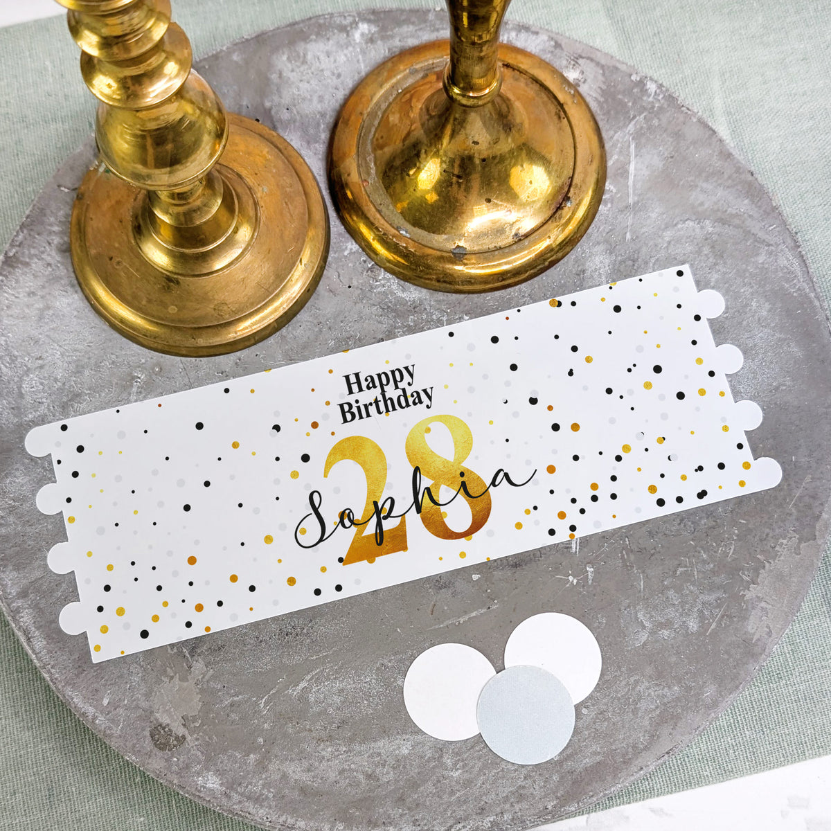 Detailansicht der Personalisierung mit Name und Alter auf der Banderole