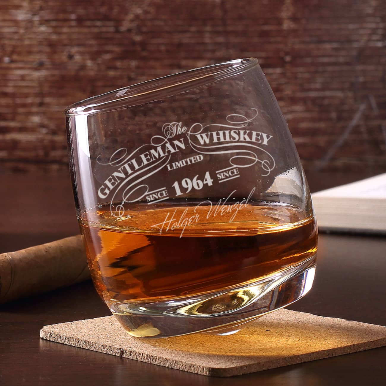 Schräg stehendes Whiskyglas für Gentleman mit persönlicher Gravur