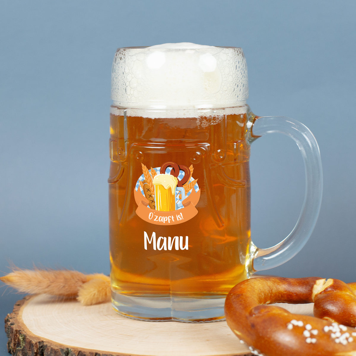 Personalisierter Bierkrug mit Festmotiv und Name Manu – rustikaler Glas-Krug mit Henkel