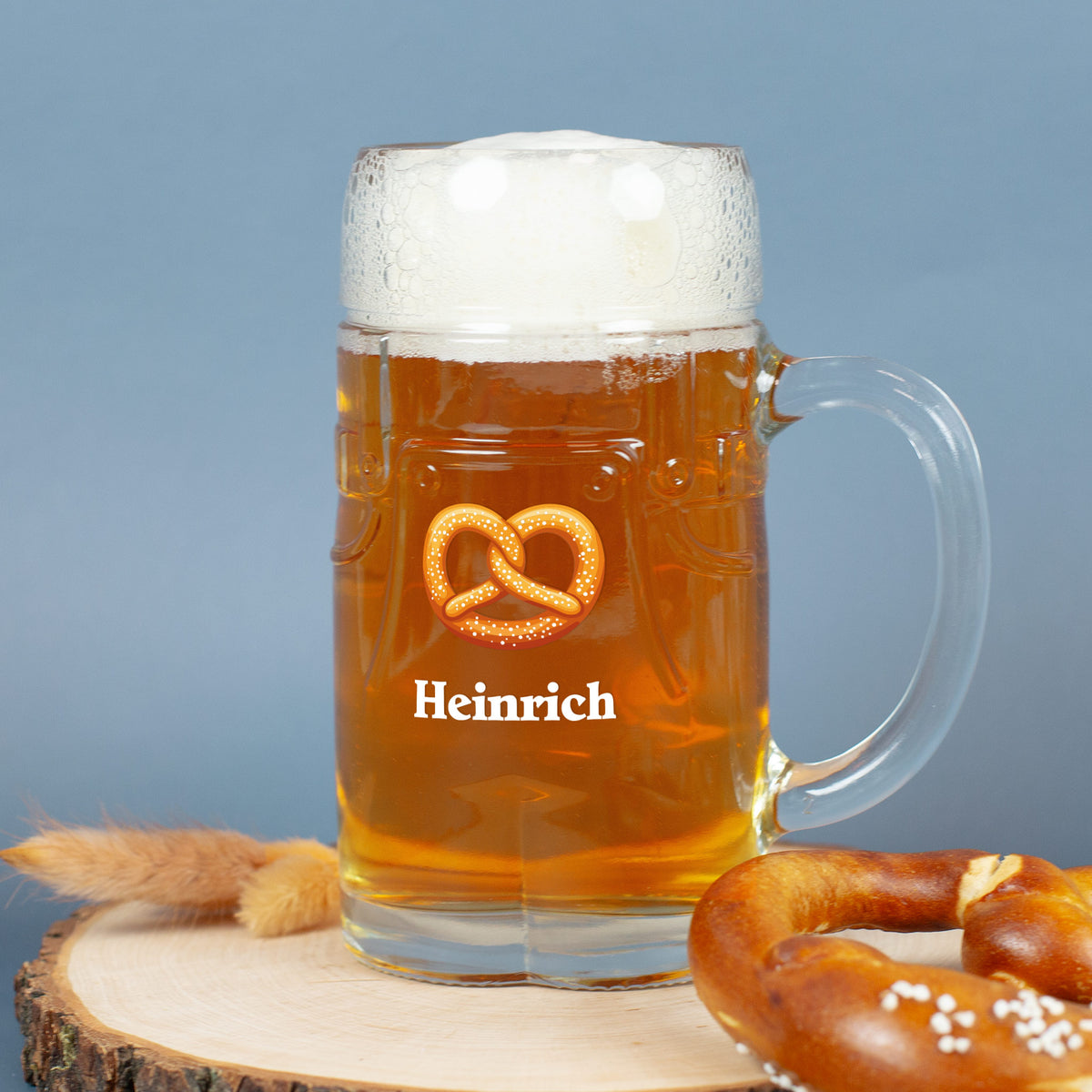 Bierkrug aus Glas mit Henkel, Brezel-Motiv und Name Heinrich bedruckt