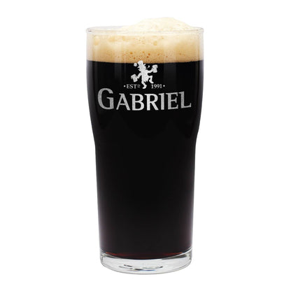 Hochwertig gravierter Pint mit Kobold, Jahr und Name als Motiv