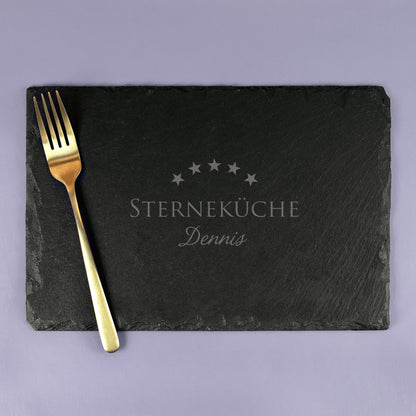 Schieferplatte 30×20 cm mit Gravur „Sterneküche“ und Wunschname, dekoriert mit Gabel