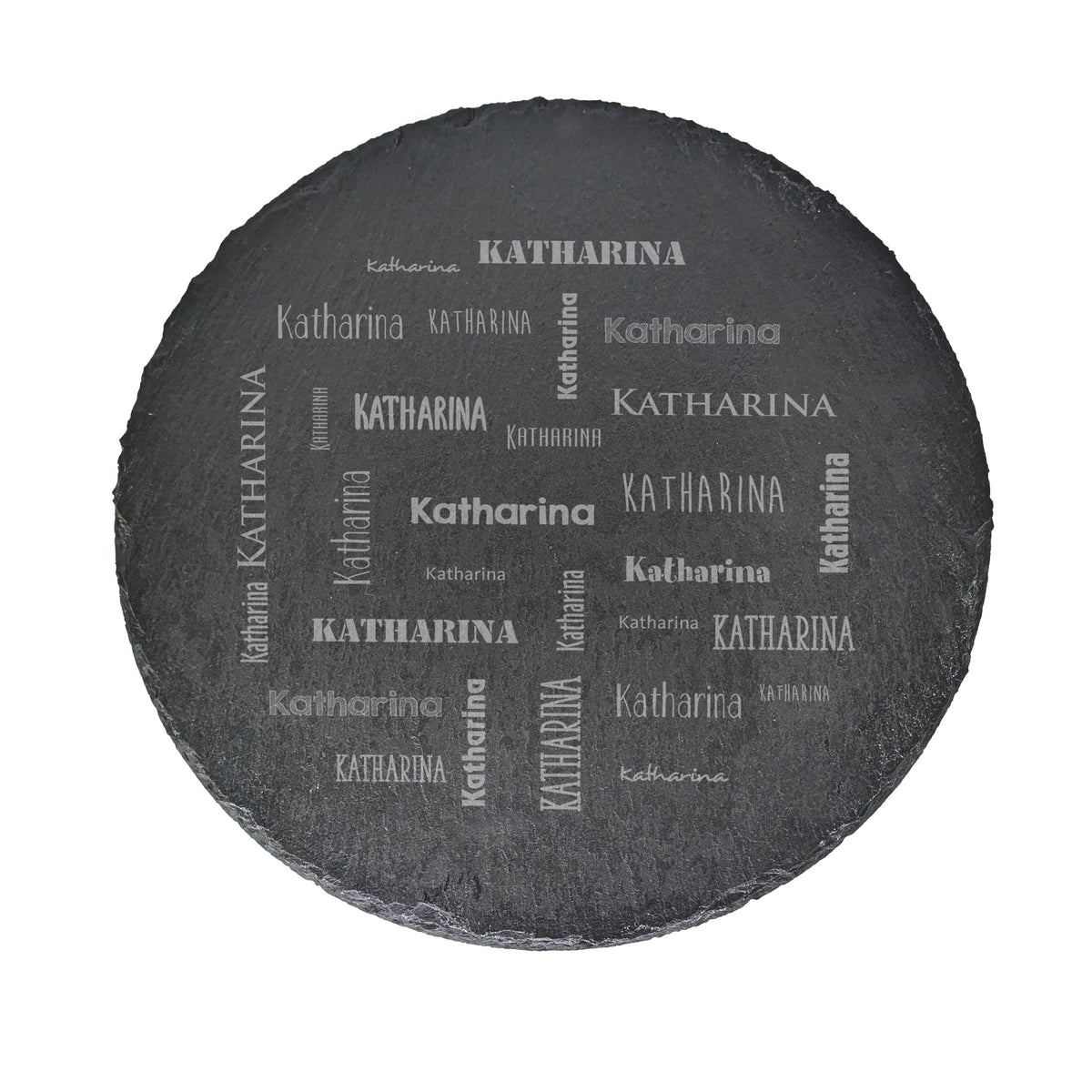 Freigestellte Schieferplatte mit Gravur „Katharina“ in verschiedenen Schriftarten