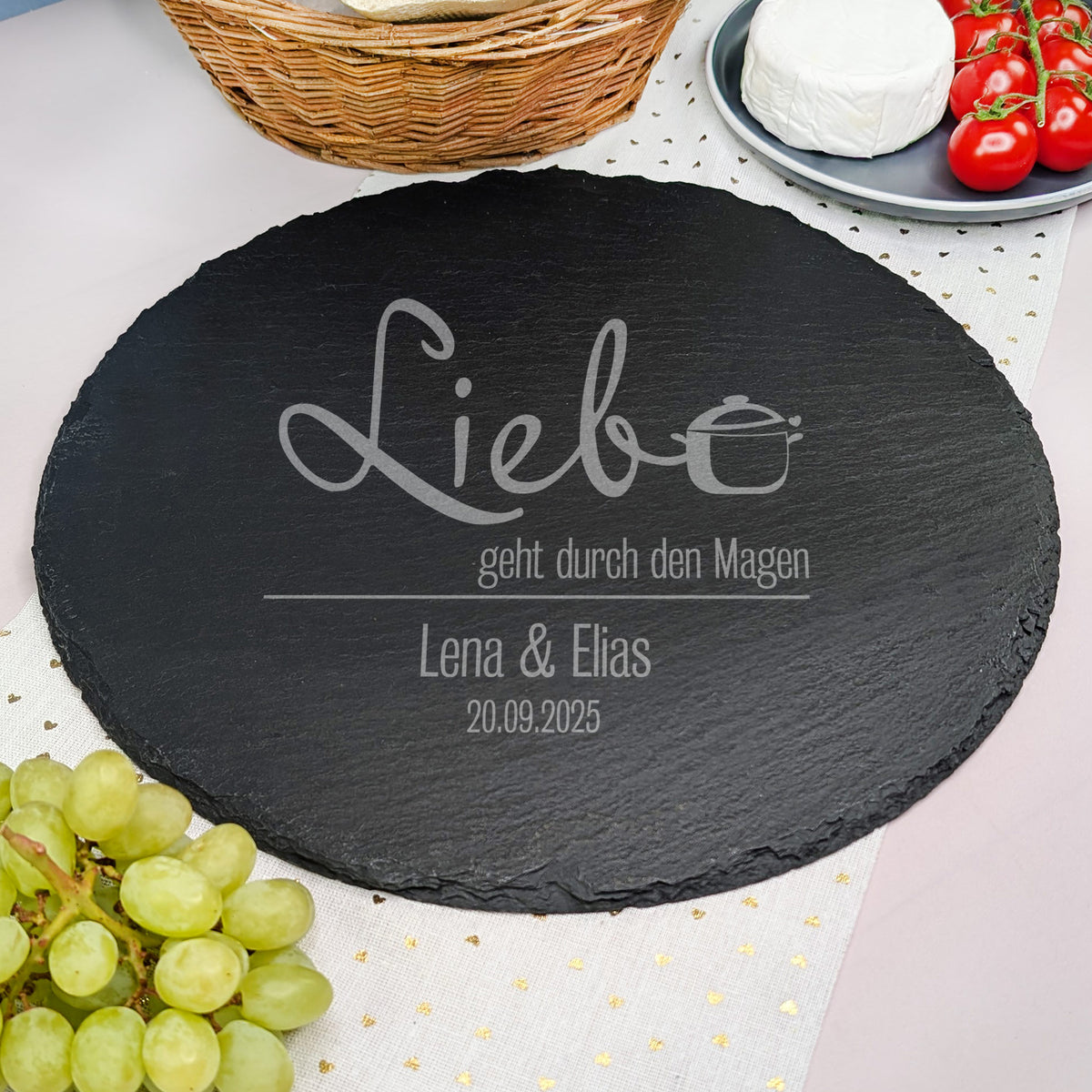 Personalisierte Schieferplatte mit Liebe geht durch den Magen-Motiv, Gravur mit Spruch, zwei Namen und Datum, dekoriert mit Weintrauben, Käse und Tomaten