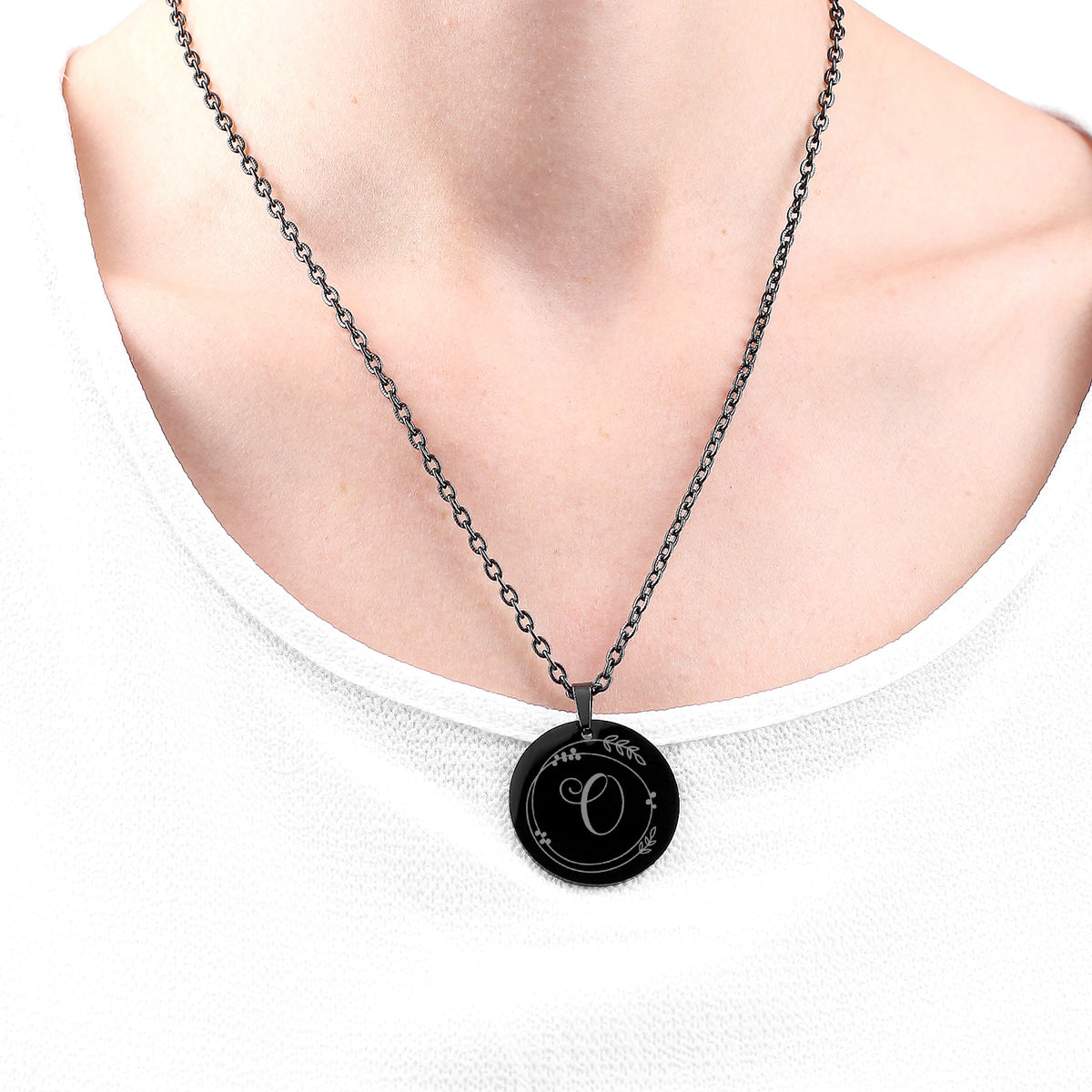 Kette mit Gravur der Initiale & Ornament in Schwarz getragen am Hals