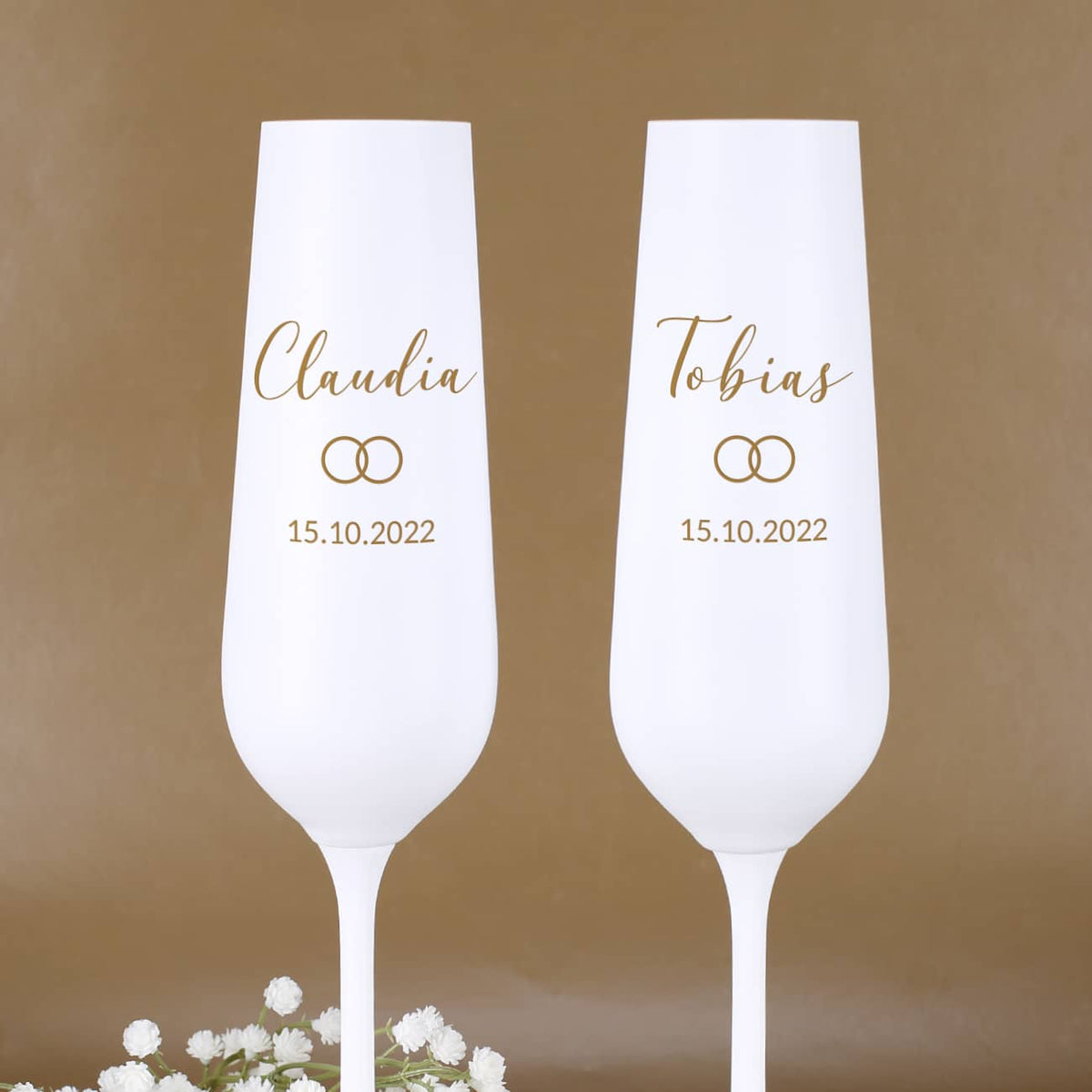 Mit Namen, Datum und zwei Ringen für die Hochzeit graviert
