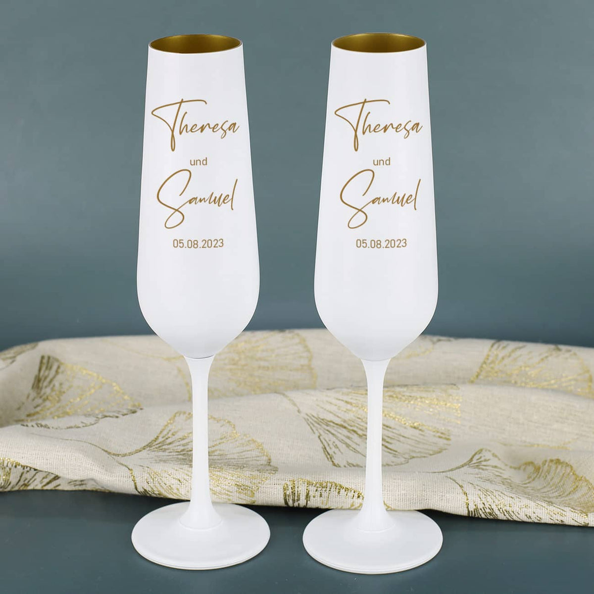 Goldene Sektgläser zur Hochzeit im 2er Set mit Gravur