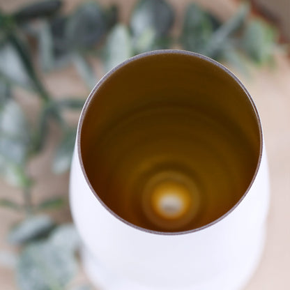 Detailansicht des gravierten Sektglases mit floralem Design und Schriftzug Du bist die Beste – gold glänzend von innen