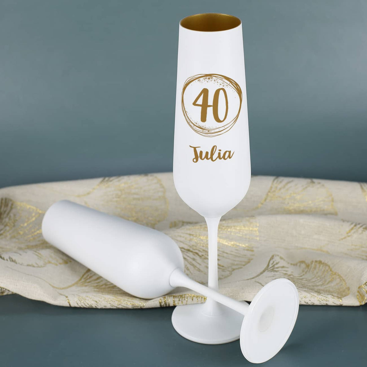 Edle Namensgravur auf weiß-goldenem Sektglas