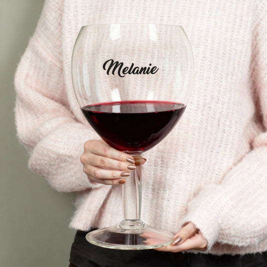 Riesiges 3-Liter Weinglas mit personalisierbarem Namens-Aufdruck, gefüllt mit Rotwein, in den Händen einer Person