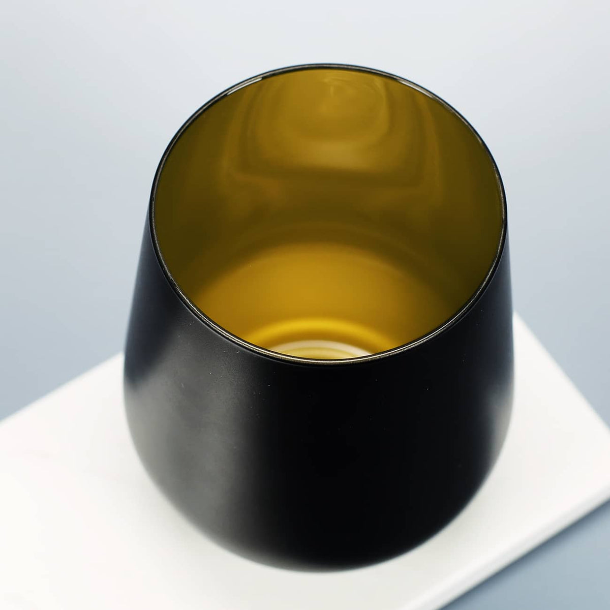 Modernes Windlicht in Schwarz mit Innenseite in Gold