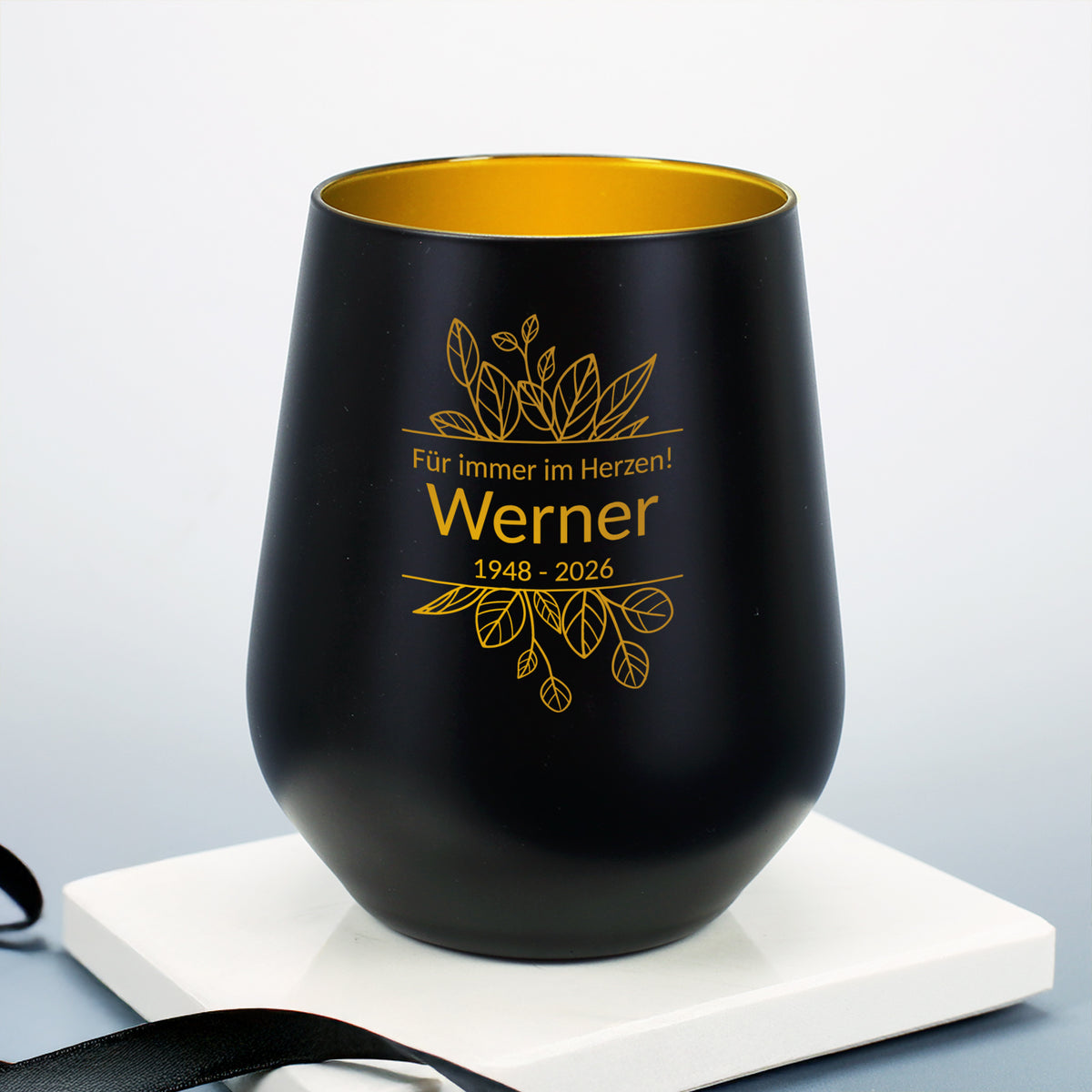 Personalisierbares Windlicht in Schwarz mit graviertem Blättermotiv, Name, Datum und Text – frontal abgebildet