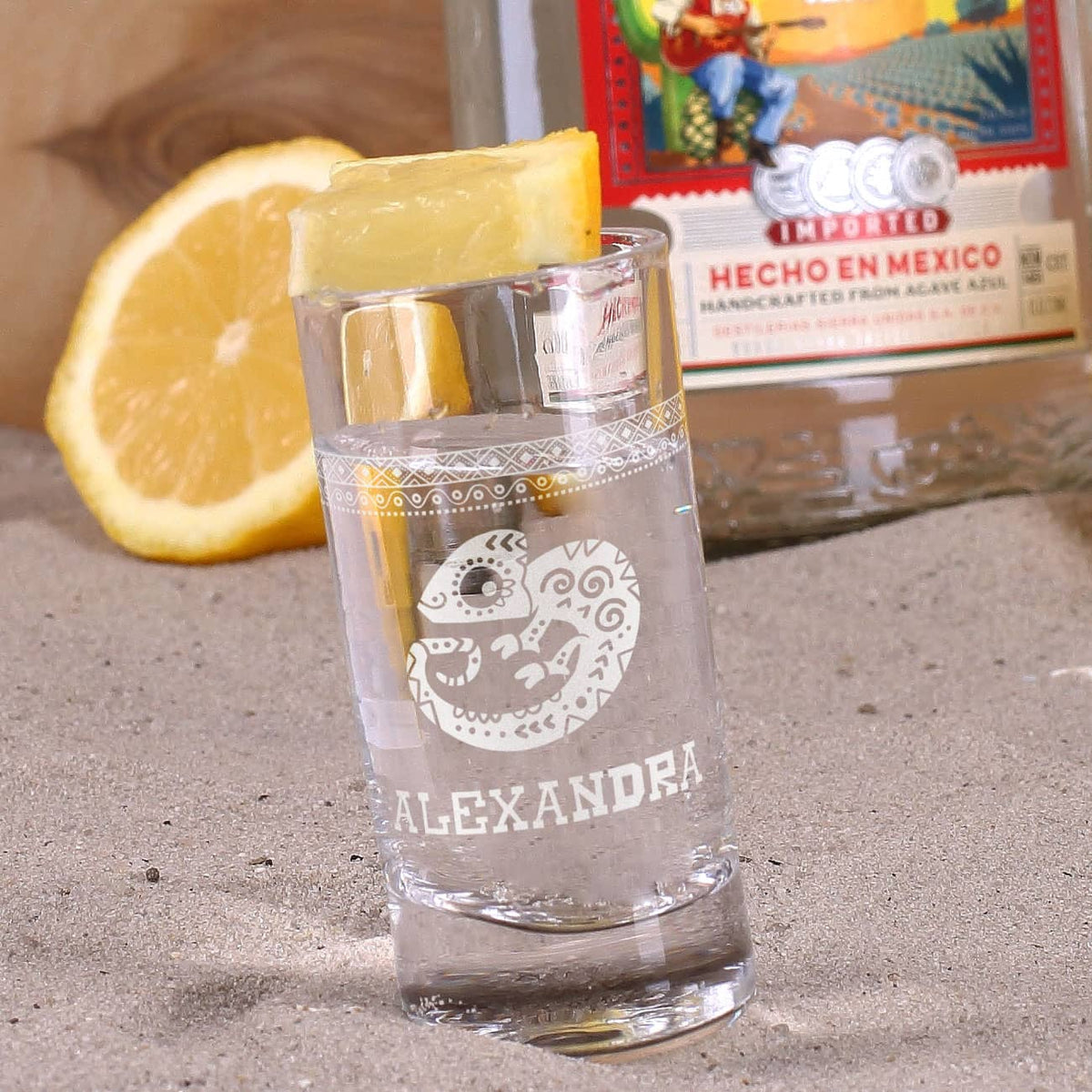 graviertes Tequilaglas mit Leguan Wunschname und mexikansichen Ornamenten