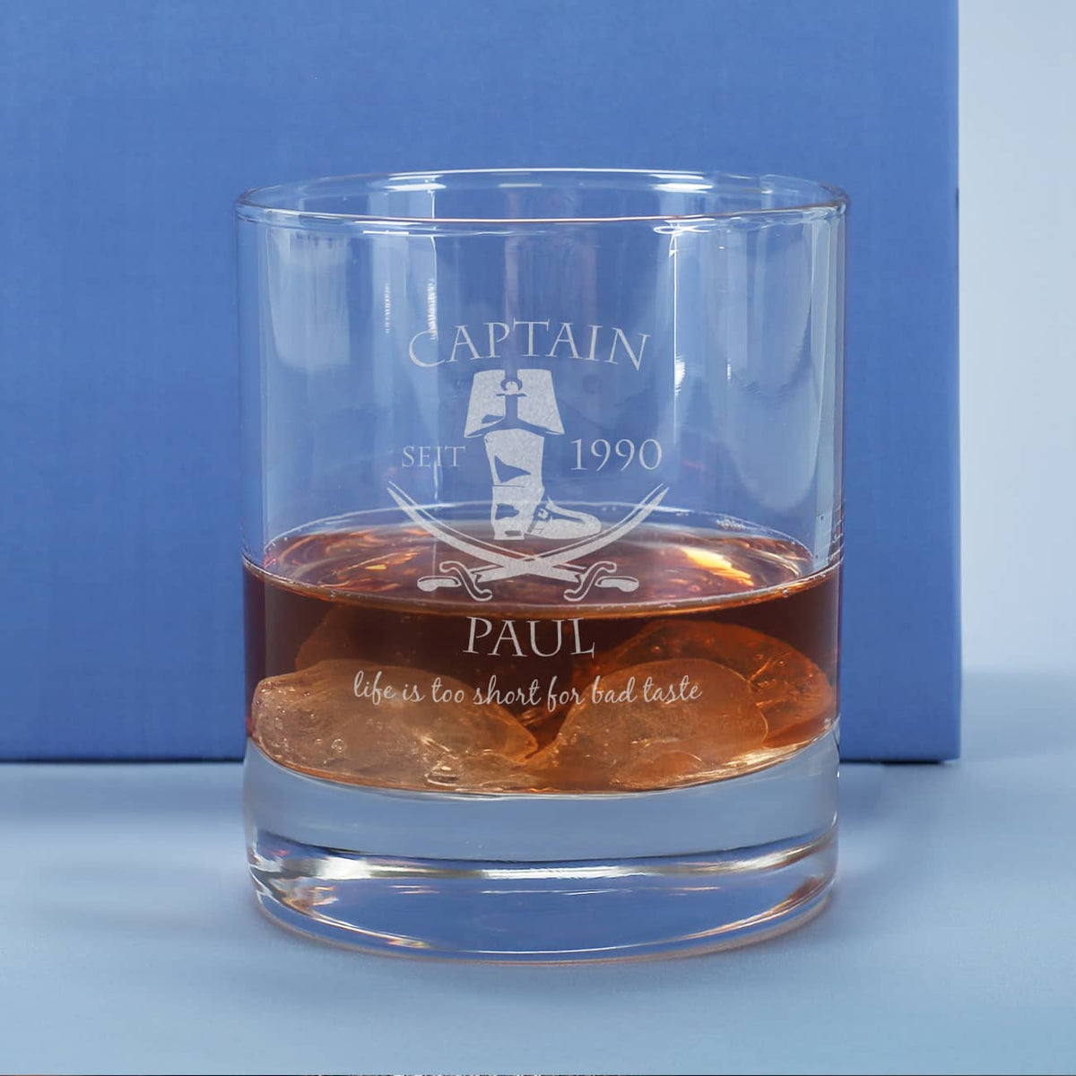 Glas für Ihren Rum garviert mit Piratenstiefel, Name und Geburtsjahr