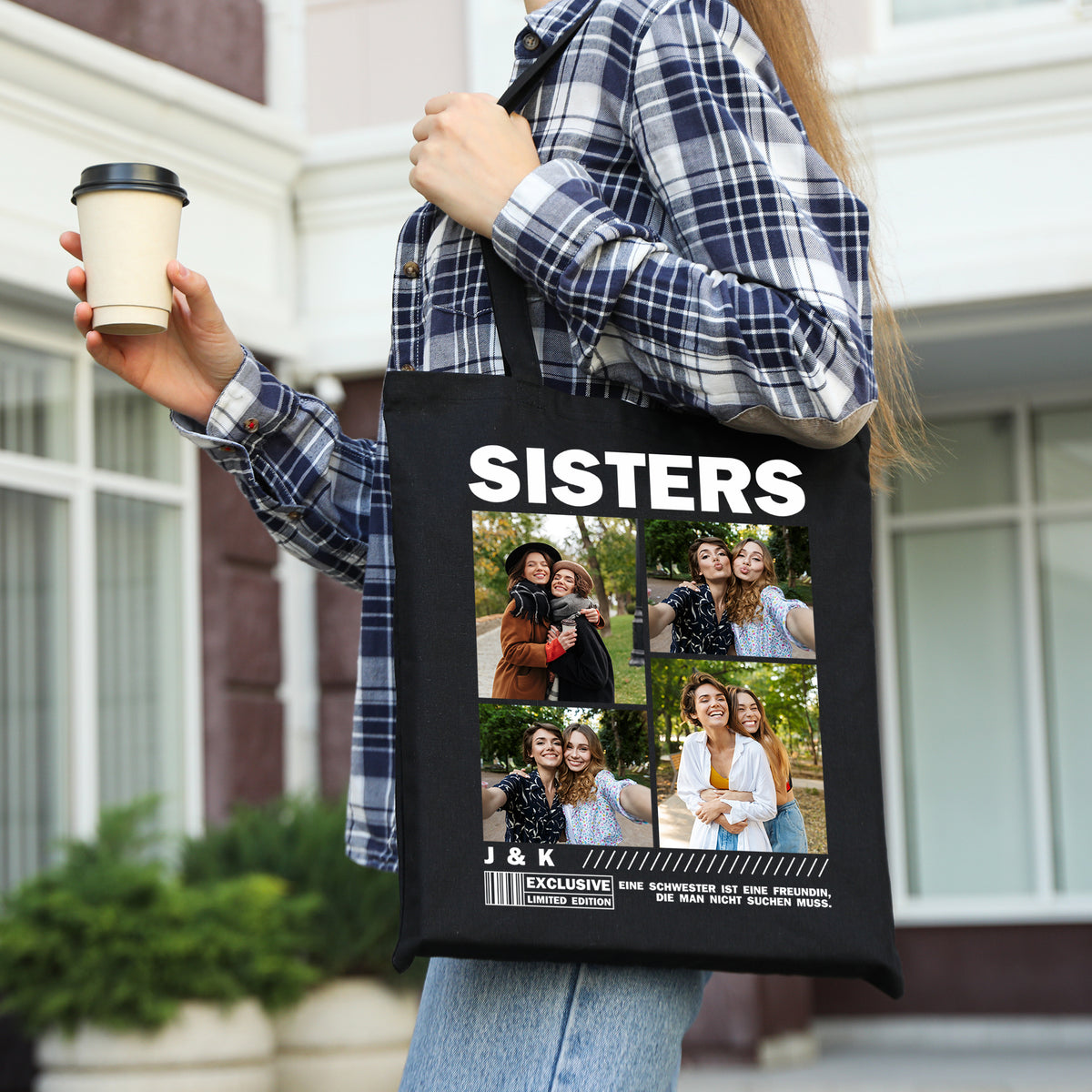 Junge Frau trägt einen schwarzen Jutebeutel mit der Aufschrift „SISTERS“ und vier personalisierbaren Fotofeldern, während sie eine Kaffeetasse hält.