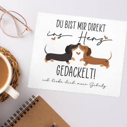 Personalisiertes Brillenputztuch mit Dackel-Motiv und Spruch „Du bist mir direkt ins Herz gedackelt!“, Wunschtext „ich liebe dich mein Schatz“