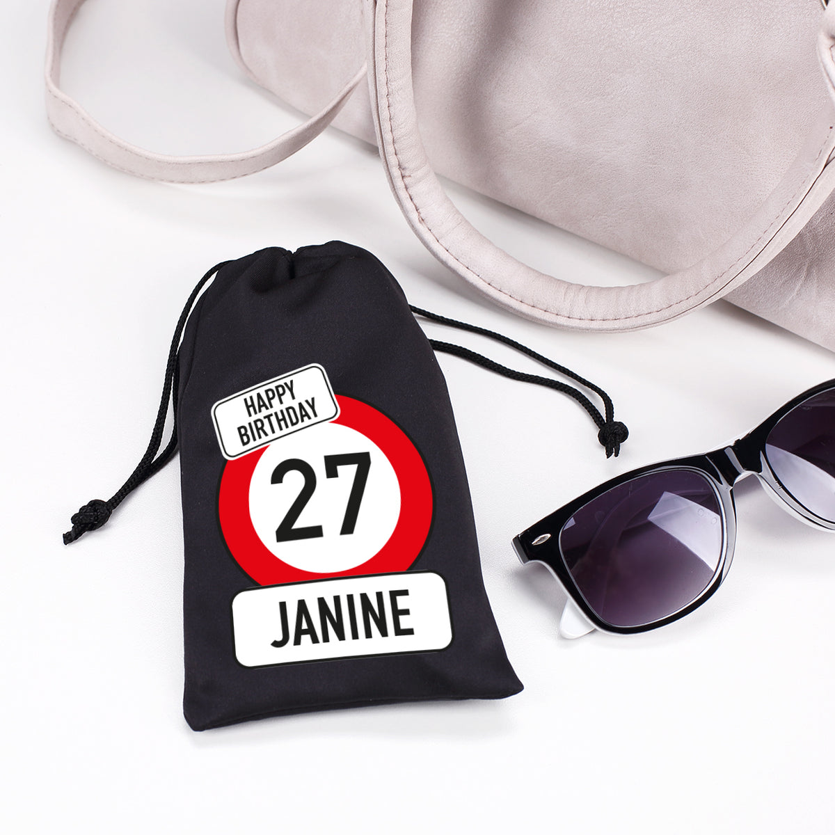 Brillentasche in Schwarz zum Geburtstag mit Verkehrszeichen-Motiv, Name und Alter bedruckt