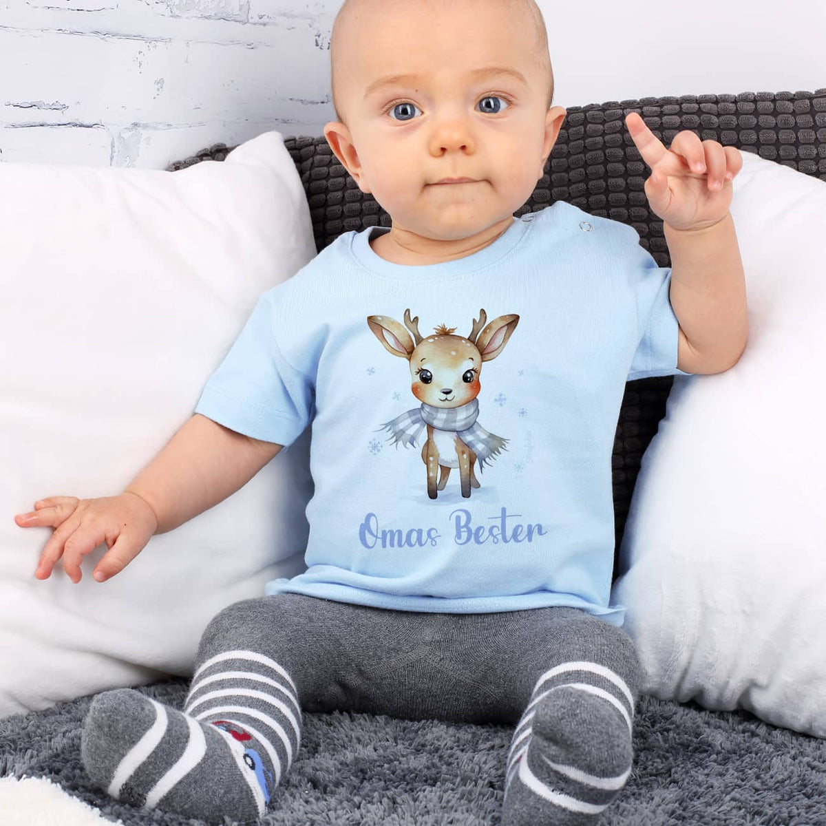 Babyshirt in blau mit Rentier und Wunschtext