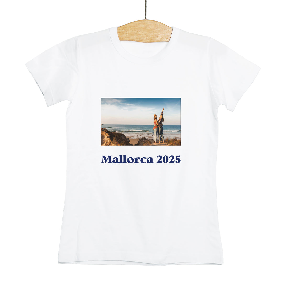 T-Shirt mit Wunschmotiv und -text freigestellt zur Darstellung im Onlineshop.