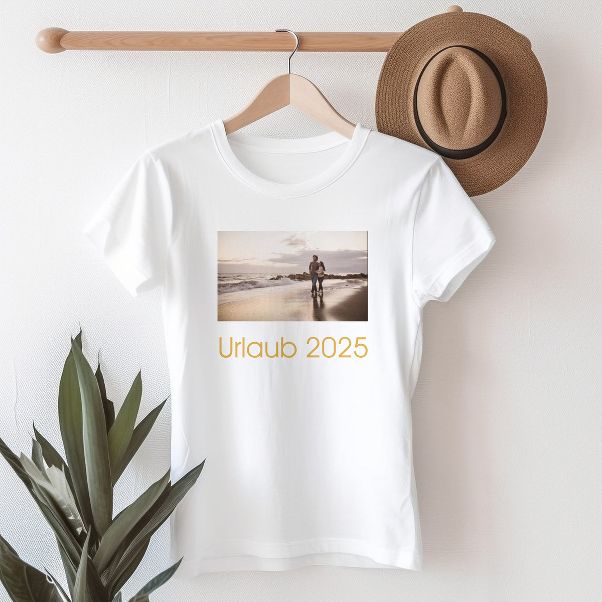 Weißes personalisiertes T-Shirt hängt dekorativ auf einem Kleiderbügel.