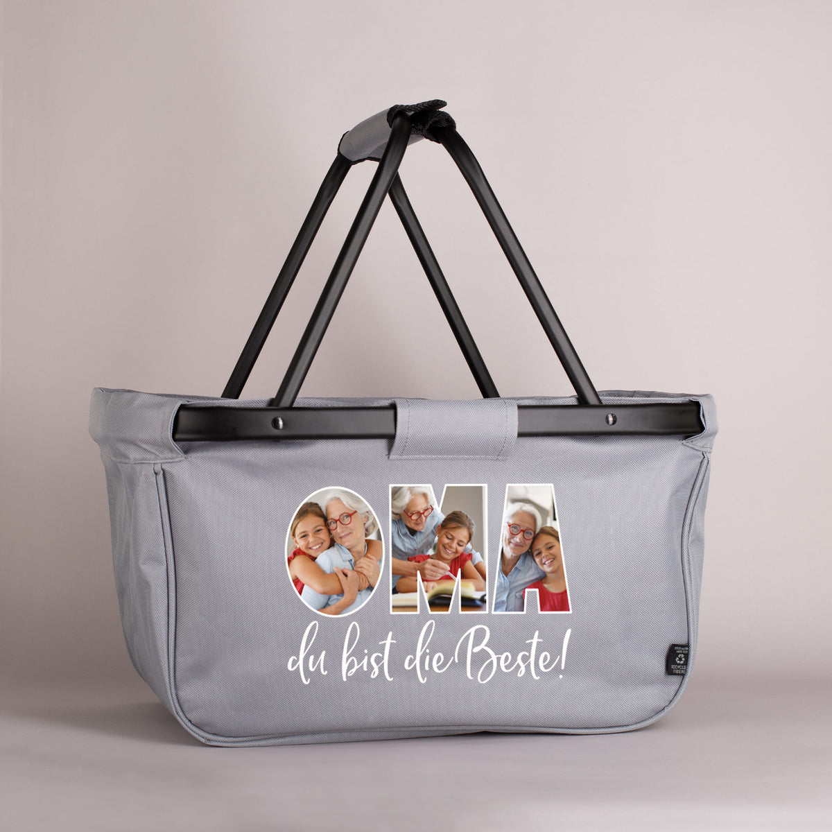 Personalisierter Einkaufskorb mit vier eigenen Fotos und dem Schriftzug „Oma, du bist die Beste!“ auf der Vorderseite.