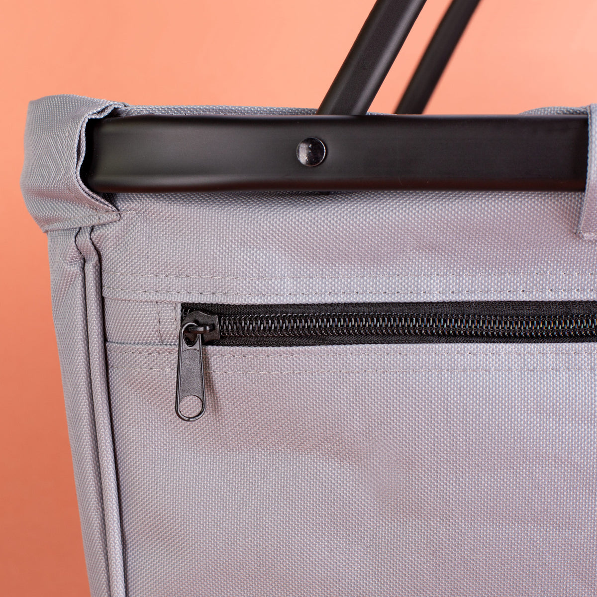 Detailaufnahme des hochwertigen Reißverschlusses zum sicheren Verschließen des Einkaufskorbs.